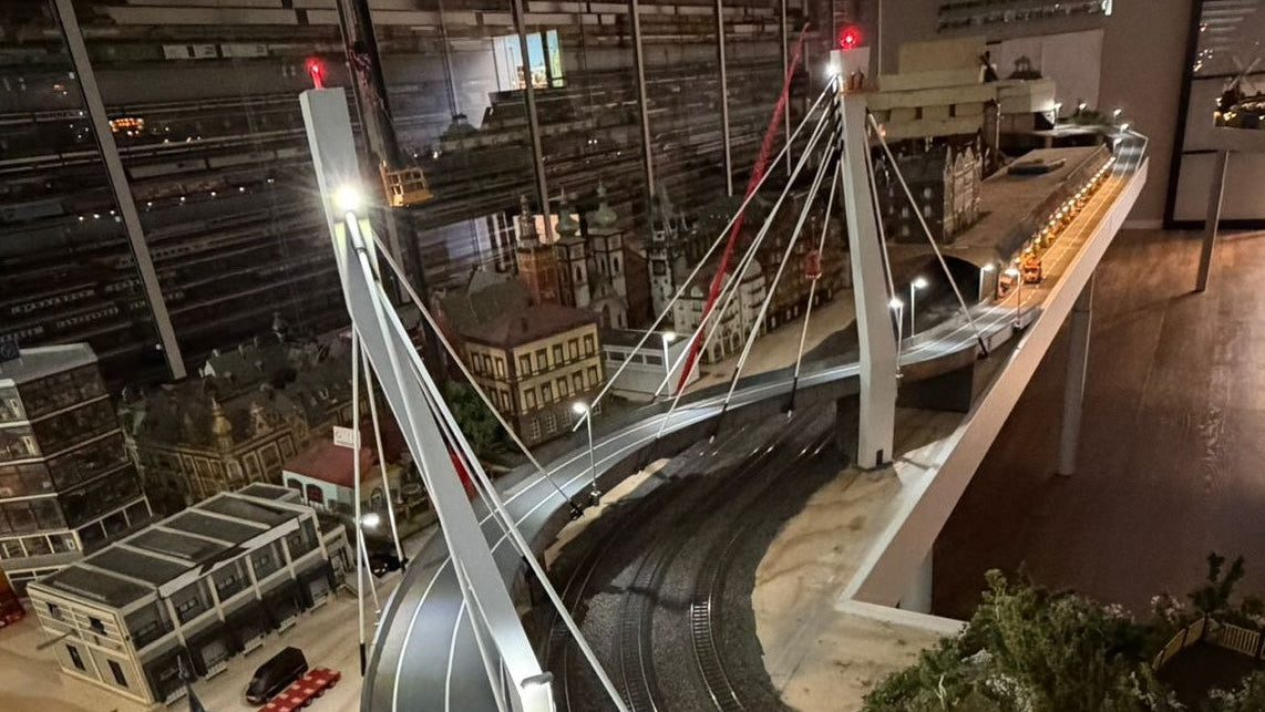 Onze Modeltreinbaan: Het Brugproject geïnspireerd op de Erasmusbrug